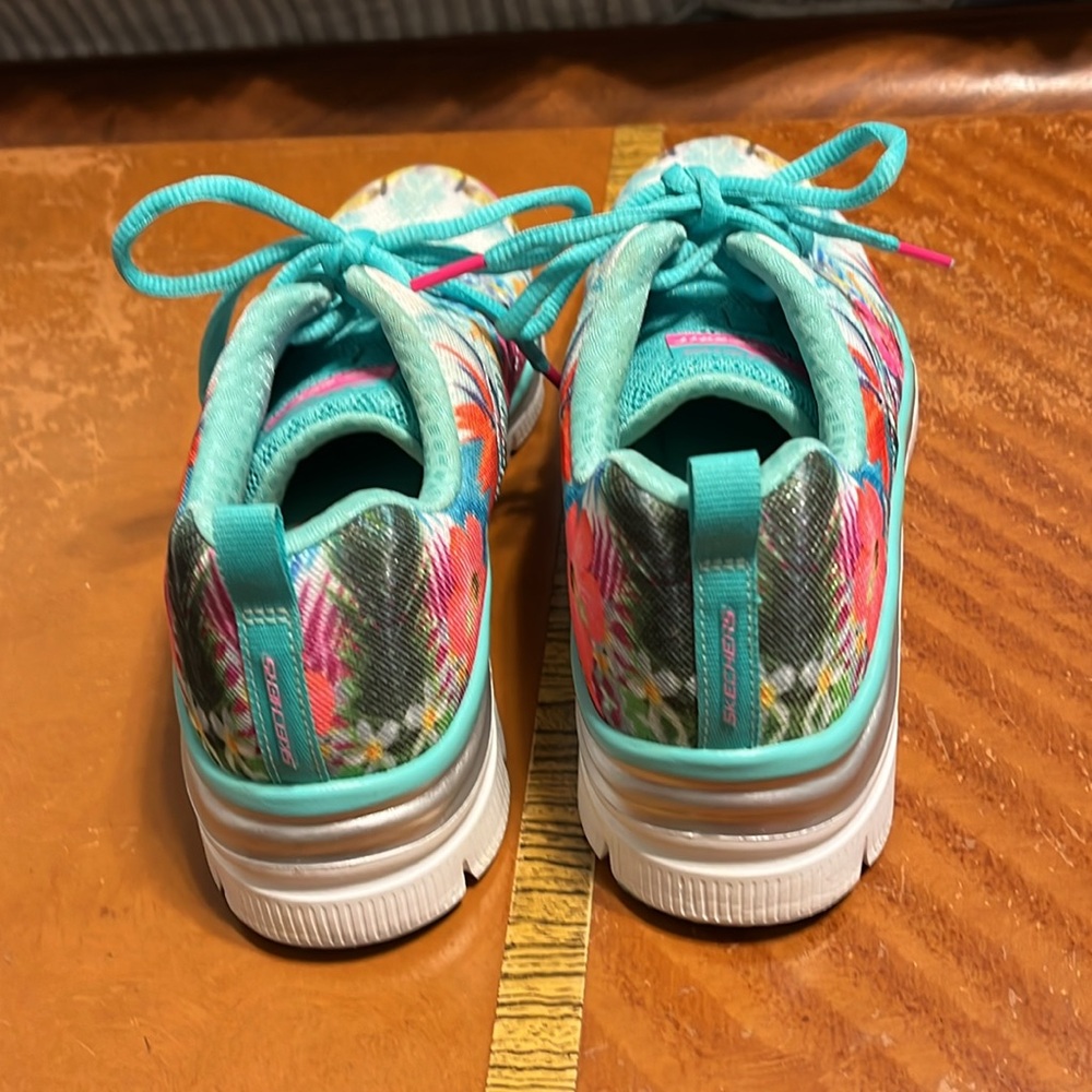 Skechers Air-Cooled Memory Foam Floral Sneaker Size 8 - Picture 3 of 5